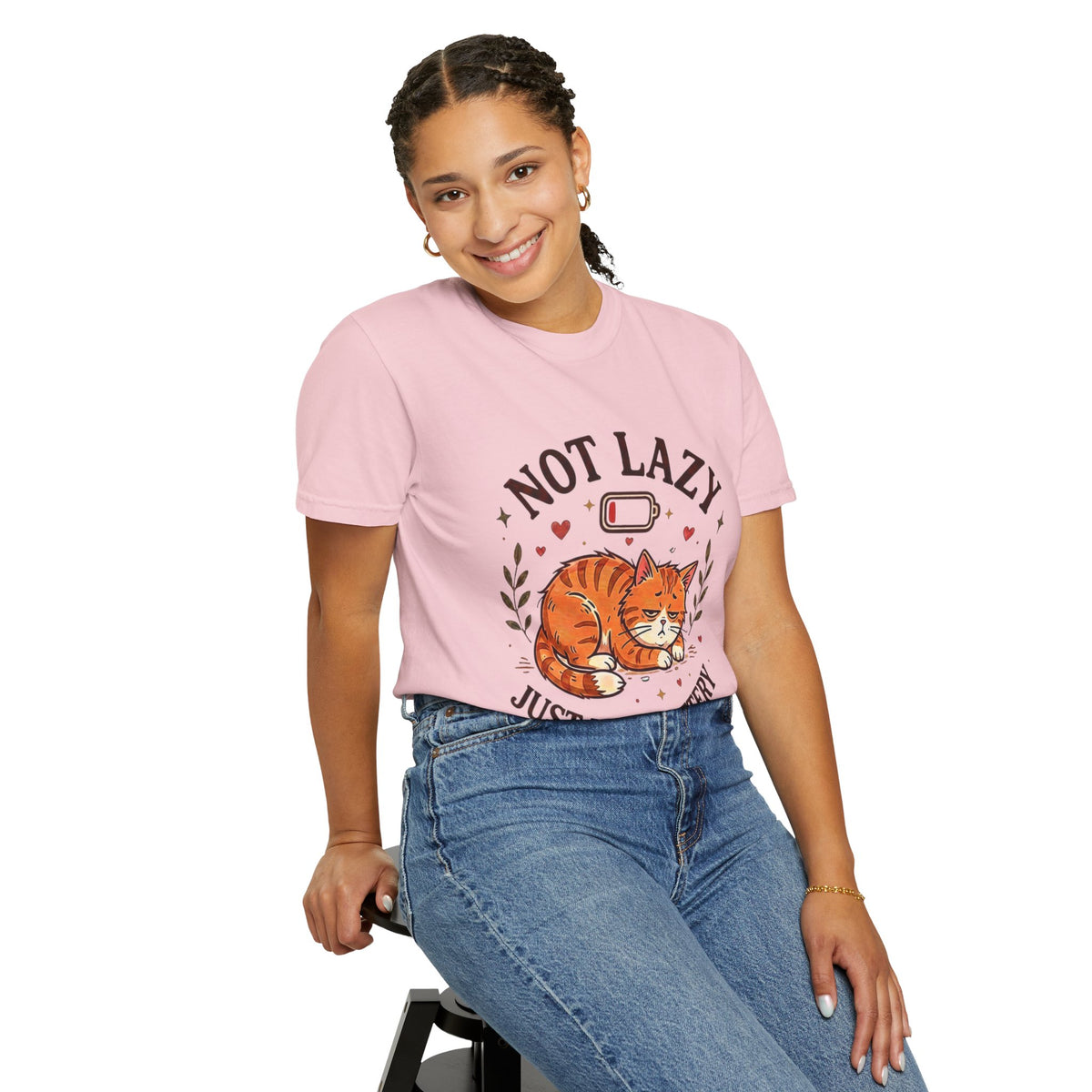 Not Lazy Just Low Battery Cat T-Shirt – Funny Tired Cat Tee