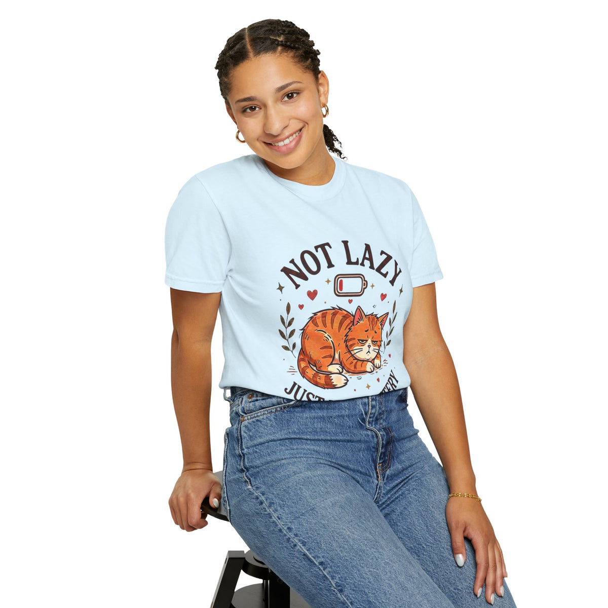 Not Lazy Just Low Battery Cat T-Shirt – Funny Tired Cat Tee