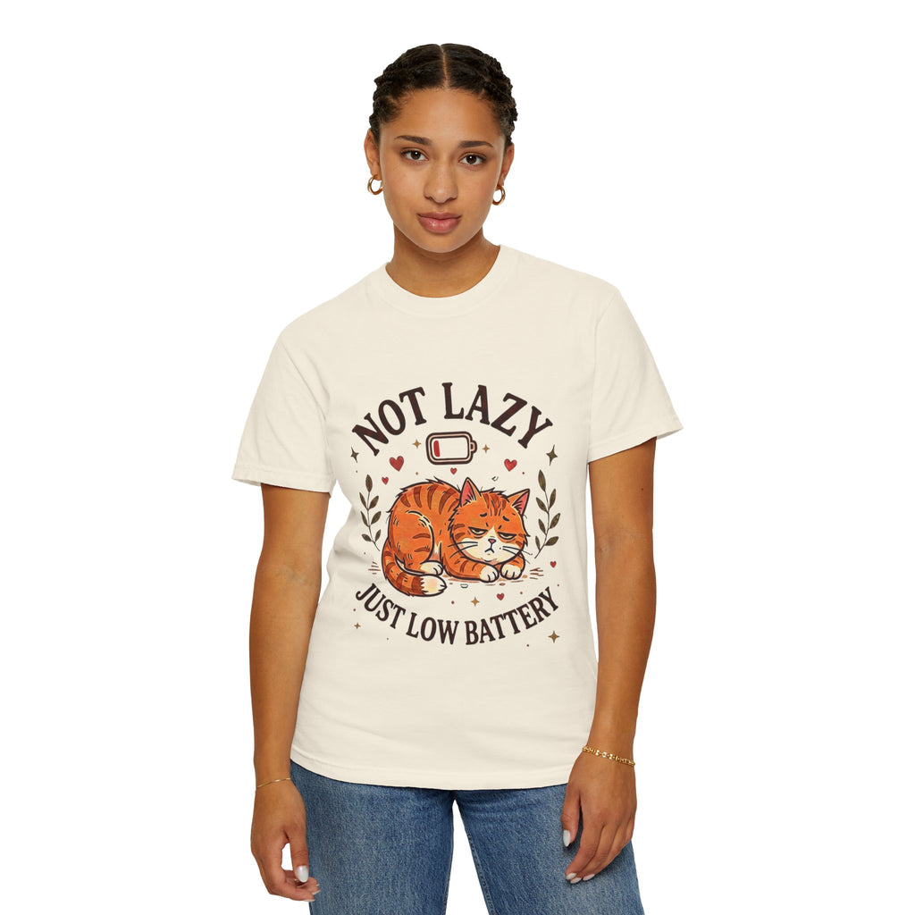 Not Lazy Just Low Battery Cat T-Shirt – Funny Tired Cat Tee